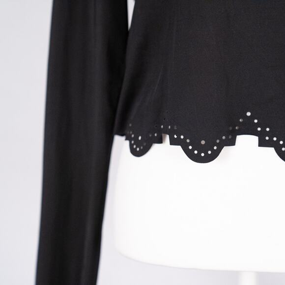 Beyond Yoga Women's Cruz Scalloped Crop Top Size LARGE Black Laser Cut Hem - Picture 2 of 7